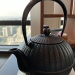 ザ タヴァン グリル＆ラウンジ - ティーは南部鉄器で出てきました　重いのがいい感じです