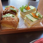 ザ タヴァン グリル＆ラウンジ - シュリンプカクテルロールとサンドイッチ