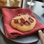 ザ タヴァン グリル＆ラウンジ - ピーチクッキー　スコーンの代わりということなのですが　「クッキー」のイメージとは随分違います　切り分けていただきました