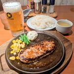 鉄板王国 - 料理写真:王国ハンバーグ＆生ビール