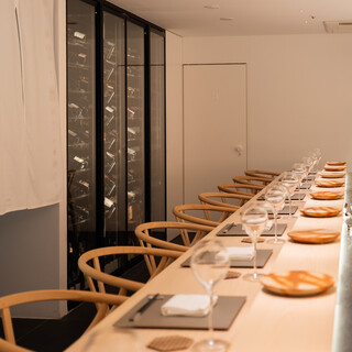 カウンター10席のみの「大人の隠れ家」的空間