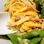 Ramen Rouge - 緑の冷やし中華（丼の底には、卵とチャーシューが）