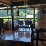 イナカショクドウ イモ8 - テーブルからのぞむ田舎の風景。しかし外は暑かった