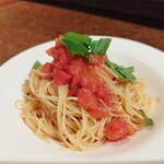 バーデン　バーデン - 冷製トマトのカッペリーニ。目指していた蕎麦屋が休みでショックと暑さでふらふらしていたところビールの看板に惹かれ入店。結果的に冷たいパスタにありつけたからハッピー♥