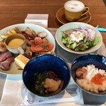 Café & Buffet UmiShima Dining - サラダ、今回はご飯。イクラ梅干しをのせて。広島のお漬物。プレートにはコーンスープ、ローストビーフ、スモークサーモン、卵焼き他。　カプチーノ　
