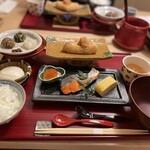 界 秋保 - 三角揚げ 染めおろし 薬味（大名醤油、オリーブオイル、塩竃の藻塩、小口ねぎ、糸かつお） 本日の焼き魚 玉子焼き いくらの醤油漬け ひじきの煮物 牛しぐれ 糖しぼり大根 昆布梅 白飯