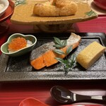 界 秋保 - 三角揚げ 染めおろし 薬味（大名醤油、オリーブオイル、塩竃の藻塩、小口ねぎ、糸かつお） 本日の焼き魚 玉子焼き いくらの醤油漬け ひじきの煮物 牛しぐれ 糖しぼり大根 昆布梅 白飯