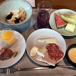 Café & Buffet UmiShima Dining - デザートにチーズとハム、果物、プレーンヨーグルトにドライフルーツ。みかんジュースにアサイージュース。府中味噌プリン。ローストビーフをおかわりしました。