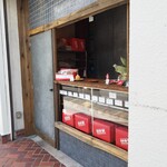 HOW DOUGHNUTS - 外観。プレーンとレモンを購入。そしてまたもや写真撮る前に食べてしまった笑。揚げパン的な可愛いドーナッツ？