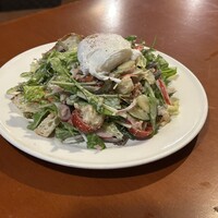 OSTERIA AL BUCO - ツナ バケット オリーブなどの具だくさんサラダ