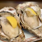 築地三代 - 天然岩牡蠣2個 1,550円(税込)