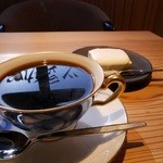 三ツ豆珈琲 - コーヒー、自家製ミルクチーズケーキ（カップ＆ソーサーは大倉陶園製）