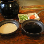Yayoi Tei - 　しゃぶしゃぶのタレであるポン酢とゴマダレです。