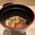 鮨 一 - お椀(三つ葉の赤だし)