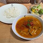 チャントーヤココナッツカリー - タイ風スパイシーソーセージと3種キノコとトマトのカリー