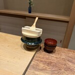 米増 - 美味しいご飯のお供は鱧の子、ゴーヤの佃煮、鰯味噌など。お漬物と伊勢海老のお出汁を使った椀も名脇役。