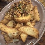 炭焼酒場 舌屯 - ガーリックポテト