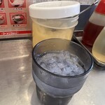 ラーメンショップ - お冷の奥にアレです