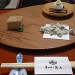 みずのこぶの天ぷら、山菜白和え、鶏の松風焼き