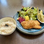 バルバルキッチンアメリ - 週替りランチ：チキンカツ＆ワカサギのフリット(¥800)