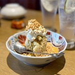 ニシガハチ - ジャンクなポテサラ（¥770税込）
      ポテサラの上にクリチがぽってりと乗り、フライドガーリックが掛けられています♪
      、、コイツぁウマい！(*ﾟДﾟ)*ﾟДﾟ)(*ﾟДﾟ)ｩﾝﾒｪｪｪ!!!