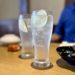ニシガハチ - 奥：UMENOYADO GIN ハイボール（¥660税込）
      手前：Water Dragon Spirits ハイボール（¥660税込）