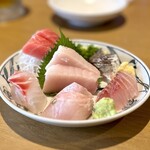 ニシガハチ - 刺身盛り合わせ（¥1,320税込）
                                中央はトンボ、上のバチから時計回りにアジ、イサキ、キンメ、真鯛♪ 
                                このトンボがスゴイ！ねっとりした脂が乗ってめっちゃおいしいの♪(●´д｀●´д｀●´д｀●)♡