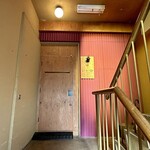 ニシガハチ - 本当にここ？って思いましたが階段を上がって店のドア横にはちゃんと看板がありました。