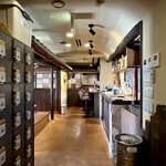 ニシガハチ - 入り口には木の鍵のついた下駄箱があり、靴を脱いで上がります。