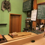 うを徳 - 店内もホワイトボードや黒板など大衆的な感じです。