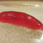 うを徳 - 大間のマグロの赤身。鮮やかな赤身の色！