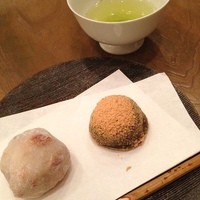 HIGASHIYA GINZA - 手前から胡桃餅、蕨餅、HIGASHIYA BLEND No.1(お茶)。
                    お茶の一煎目は凄く甘くてビックリです。二煎目からはそうでも無いので、甘味味わうのは二煎目からがお勧め。