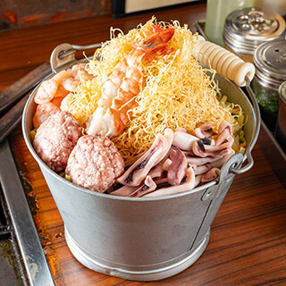 大ボリュームのバケツもんじゃや定番のミックスもんじゃを満喫！