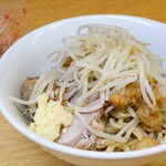ラーメン二郎 - 小ラーメン 麺少なめ 冷まし中華・ニンニク・アブラ・かつお節トッピング