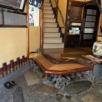 いせ源 - 玄関 ... 靴を脱いで上がります