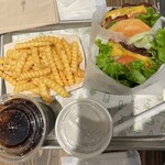 シェイクシャック 御殿場プレミアムアウトレット - ブラックセサミシェイク、アイスコーヒー、フライ、スモークシャックレタス追加