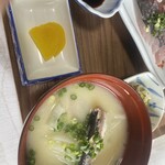 たかはら - 味噌汁も小鉢でも、魚が楽しめる