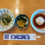 勝味庵本店 - 先に小鉢と大根おろしが出てきたので、ちまちま食べながらロースかつ待ち♪