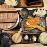 黒かつ亭 JR博多シティ店 - 黒豚ロースカツ定食＋大海老フライ