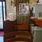 出羽食堂 - 水、お茶セルフ。写真左が入口。