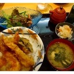 久岡家  - 海老天丼定食（1000円）・・天然エビ3尾・野菜3個・サラダ・小鉢・あら汁のセットです。