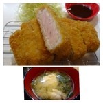 久岡家  - トンカツは厚みがあり肉もきれいですね。塩で頂いてもソースで頂いても美味しそうです。
小鉢は「大根とにんじんの酢の物に鮭の切り身」が入っていました。