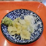 山忠 - 薬味に今年から天かすも仲間入り