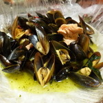 LEON DE BRUXELLES - 2014.01 看板メニューのムール貝をつつきました。