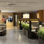 NARITA BOLD KITCHEN - 入口から見たところ（まだまだ奥にも席がある）