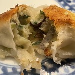 鉄なべ餃子なかよし - 餃子断面