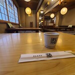 総本家えびすや - お店の机からの内観