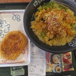 はなまるうどん - 料理写真:かけうどん小３６０円、コロッケ１６０円(2025.7.４)