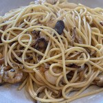 瑠璃亭 - エビとキノコ醤油パスタ