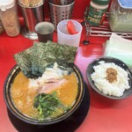 豚骨醤油ラーメン 王道家 - 